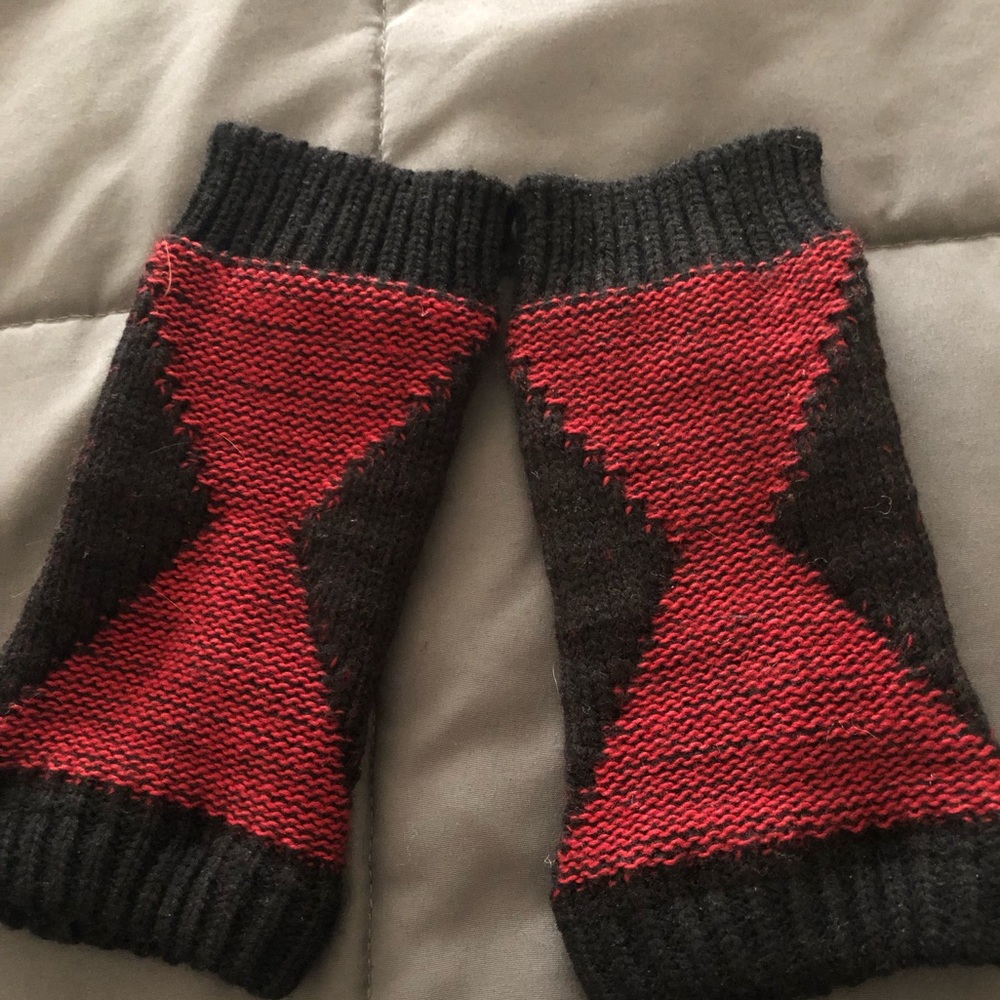 Elhoffer Marvel Black Widow wrist warmers